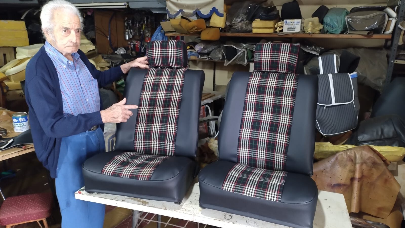 Aníbal en el taller junto a butacas recién tapizadas