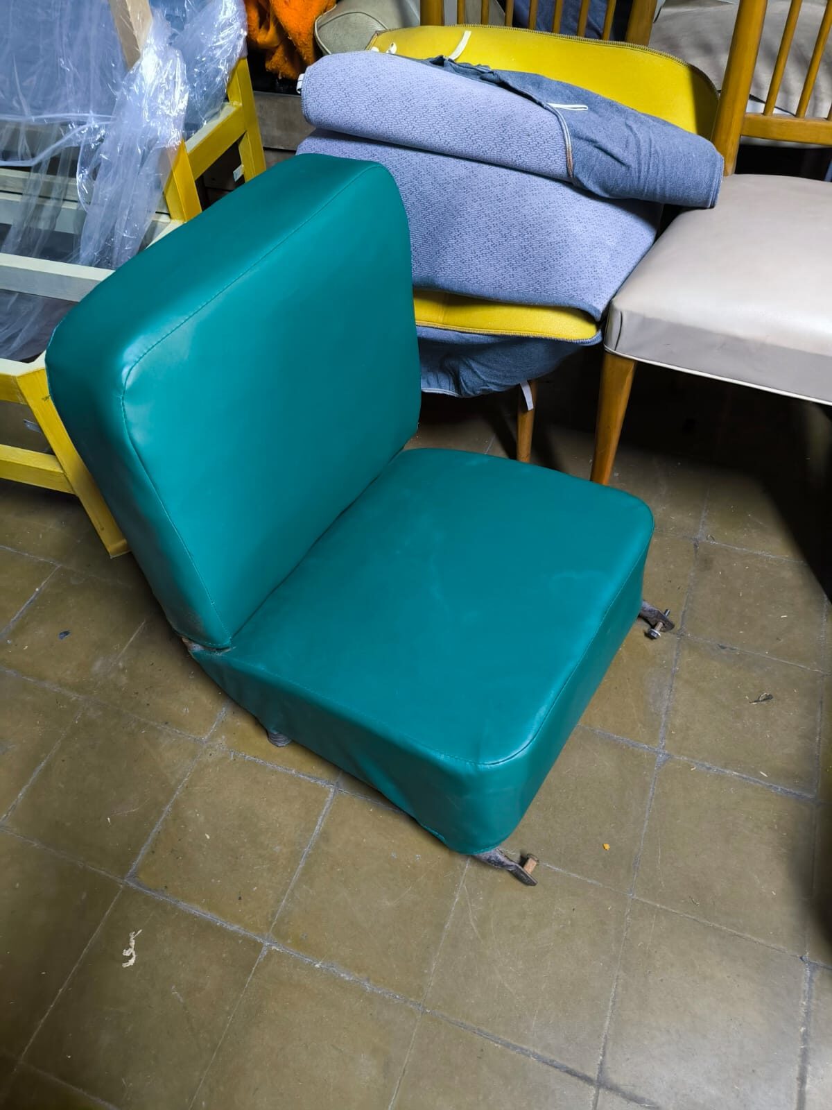 Asiento de auto en tela gris
