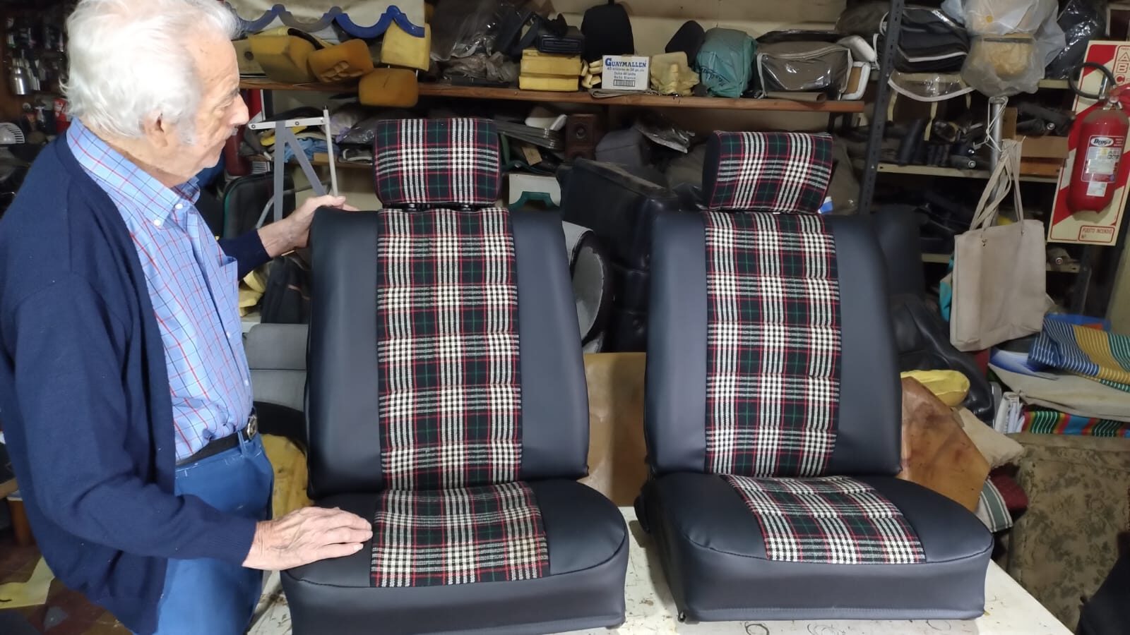 Sillones capitoné gris con reposabrazos de madera
